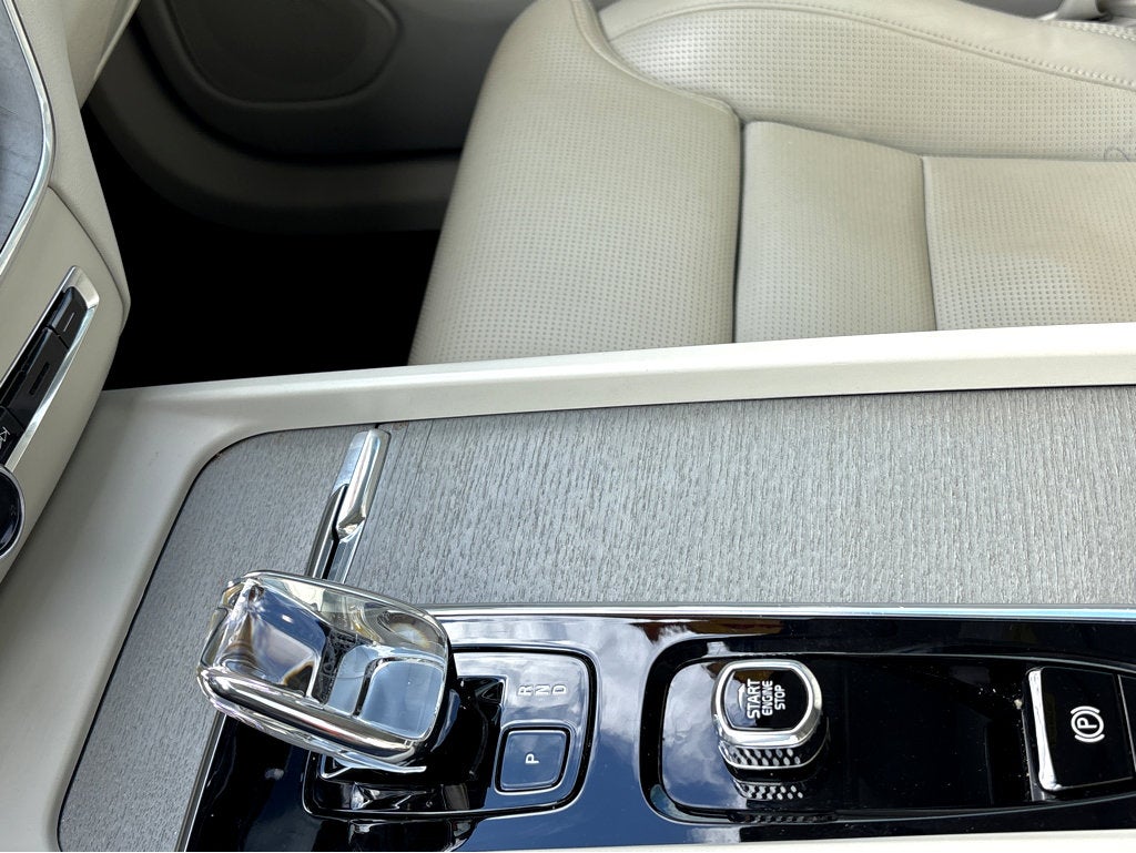 2023 Volvo XC60 Ultimate Bright Theme