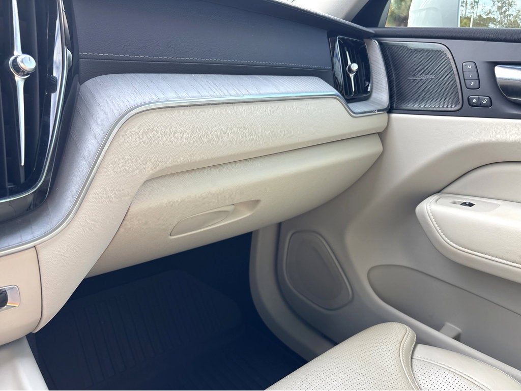 2023 Volvo XC60 Ultimate Bright Theme