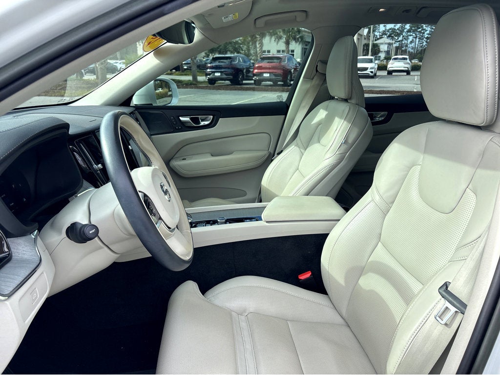 2023 Volvo XC60 Ultimate Bright Theme