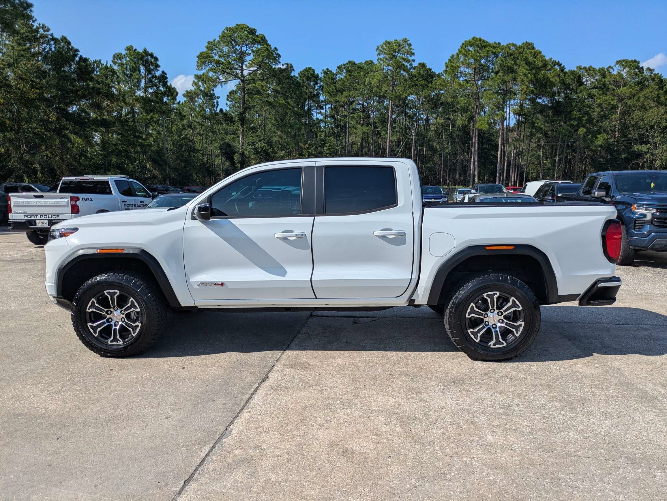 2023 GMC Canyon 4WD AT4