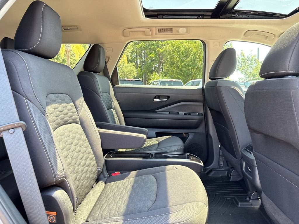 2022 Nissan Pathfinder Base