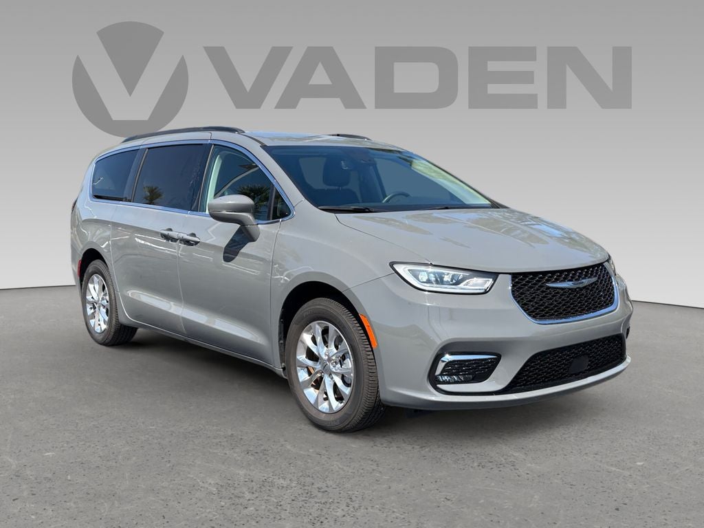 2023 Chrysler Pacifica Touring L's photo